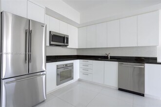 92 SW 3rd St in Miami, FL - Building Photo - Building Photo