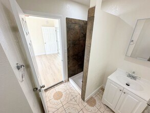 1528 1/2 Alexandria Ave-Unit -1528 1/2 in Los Angeles, CA - Building Photo - Building Photo