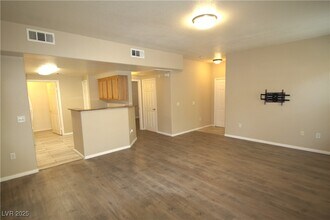 10550 W Alexander Rd in Las Vegas, NV - Building Photo - Building Photo