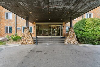 3200 Virginia Ave S, Unit 107 in St. Louis Park, MN - Foto de edificio - Building Photo