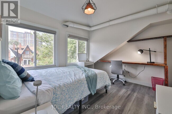 5 Sorauren Ave in Toronto, ON - Building Photo - Building Photo