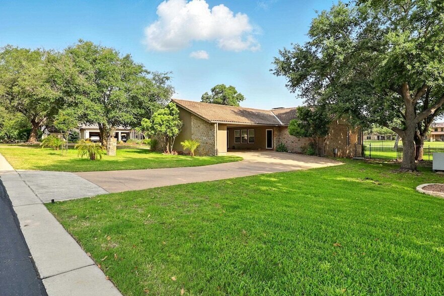 505 Silver Spur in Horseshoe Bay, TX - Foto de edificio