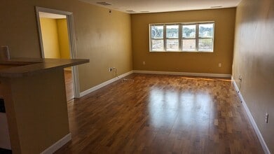 211 Central St, Unit A314 in Norwood, MA - Foto de edificio - Building Photo