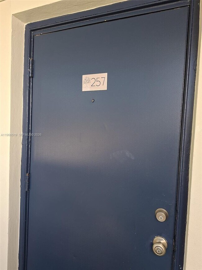 13025 Emerald Dr in North Miami, FL - Foto de edificio - Building Photo