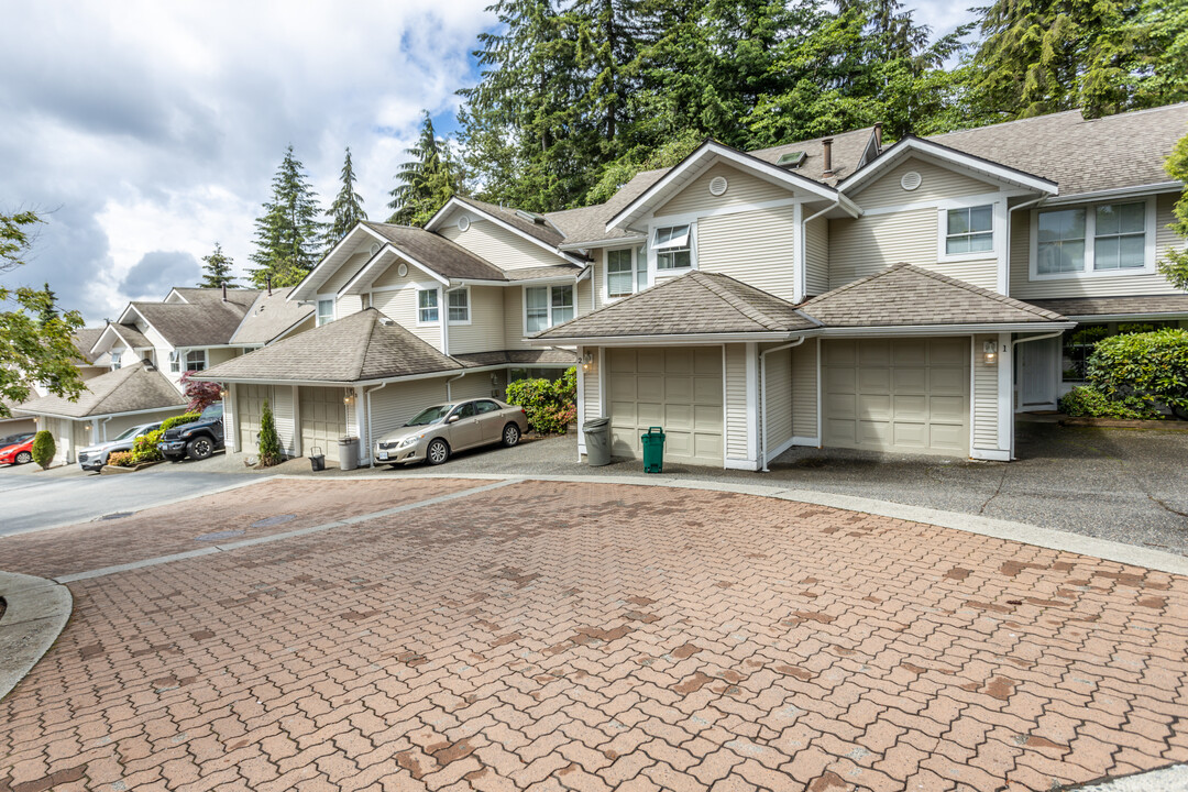 2590 Panorama Dr in Coquitlam, BC - Building Photo