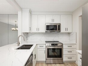 10411 Cedar Lk Rd S-Unit -411 in Minnetonka, MN - Building Photo - Building Photo