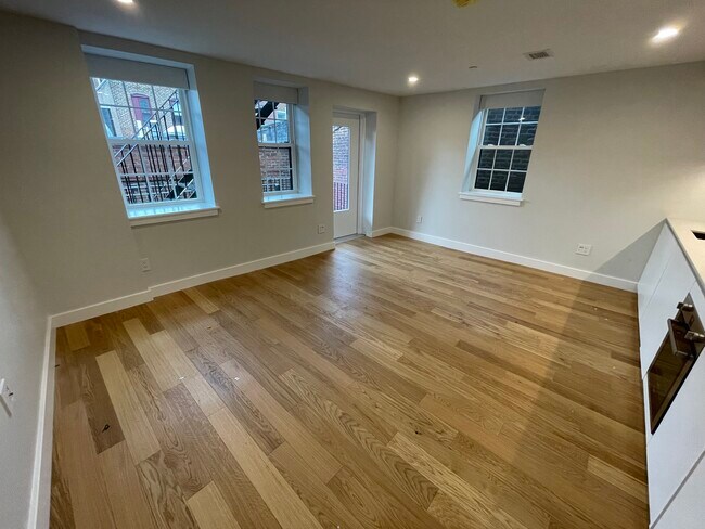 16 Fleet St, Unit 7 in Boston, MA - Building Photo - Building Photo