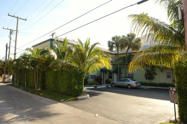 323 Almeria Rd in West Palm Beach, FL - Building Photo - Building Photo