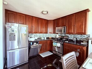 1 Bay Club Dr in Queens, NY - Building Photo - Building Photo