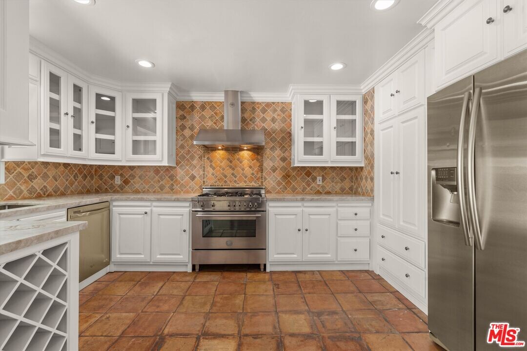 734 N Bundy Dr in Los Angeles, CA - Building Photo