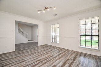 3934 Forest Village Dr in Houston, TX - Building Photo - Building Photo