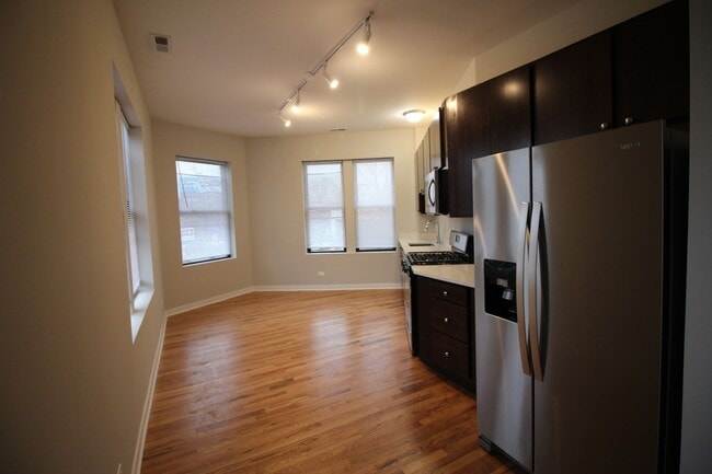 4200 N Milwaukee Ave, Unit 2 in Chicago, IL - Foto de edificio - Building Photo