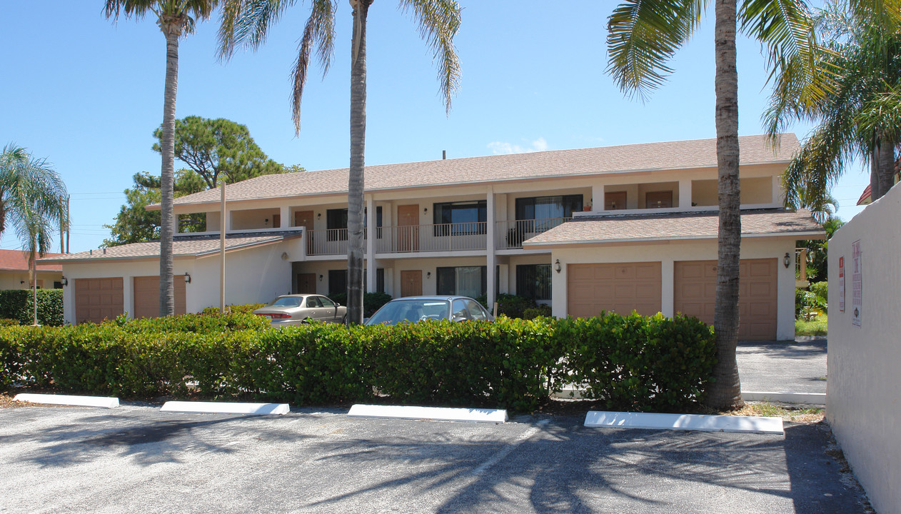 Palm Court in Pompano Beach, FL - Building Photo