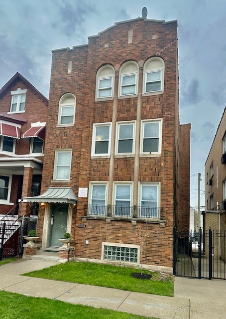 8204 S Exchange Ave in Chicago, IL - Building Photo
