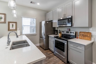 144 W 5th St in Kemah, TX - Building Photo - Building Photo