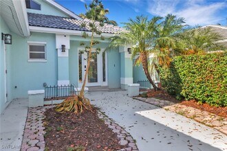 1145 Jardin Dr in Naples, FL - Foto de edificio - Building Photo