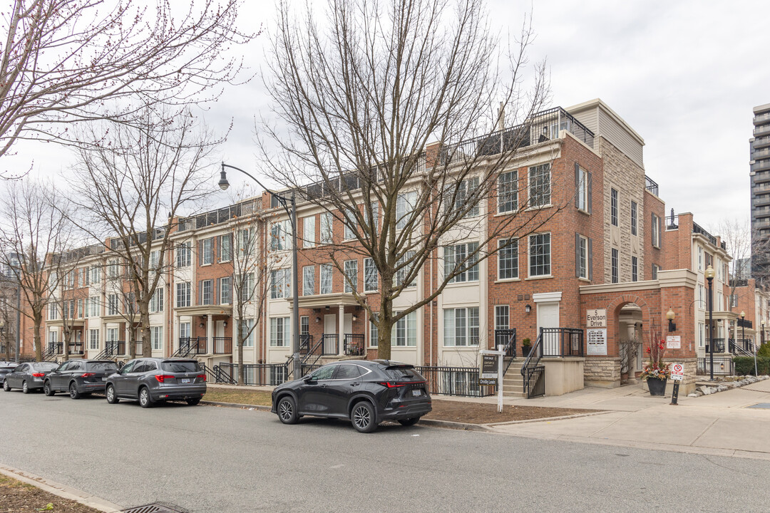 Toronto Centre Townhomes in Toronto, ON - Building Photo