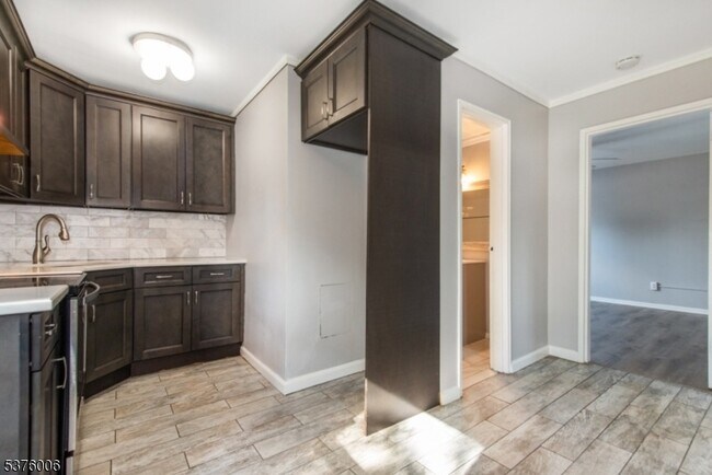 197 N Beverwyck Rd, Unit 1 in Lake Hiawatha, NJ - Foto de edificio - Building Photo