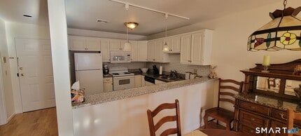 136 Deer Hill Ave in Danbury, CT - Building Photo - Building Photo