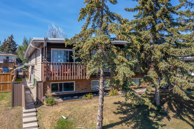 3 Sorrel Pl SW in Calgary, AB - Building Photo - Primary Photo