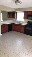 1327 Cobble Creek Cir in Bloomington, IN - Foto de edificio - Building Photo