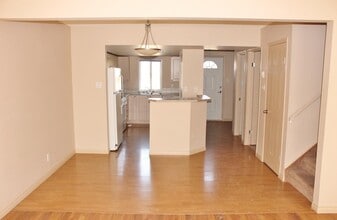 Lakeside Court in Yellowknife, NT - Building Photo - Building Photo