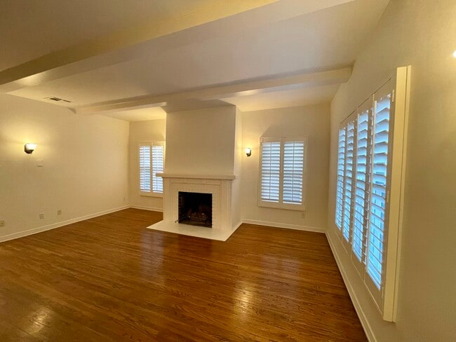 10816 3/4 Lindbrook Dr in Los Angeles, CA - Building Photo - Building Photo