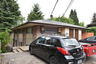 Holly Court in Eugene, OR - Foto de edificio - Building Photo