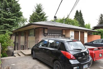 Holly Court in Eugene, OR - Building Photo - Building Photo