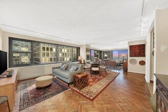 247 E Chestnut St in Chicago, IL - Foto de edificio - Building Photo