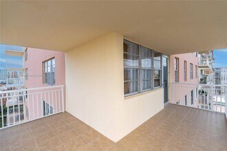 251-174 174th St in Sunny Isles Beach, FL - Building Photo - Building Photo