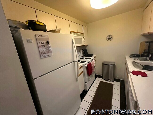 1933 Commonwealth Ave in Boston, MA - Building Photo - Building Photo