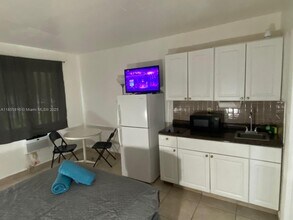 709 NE 2nd Ct in Hallandale Beach, FL - Building Photo - Building Photo