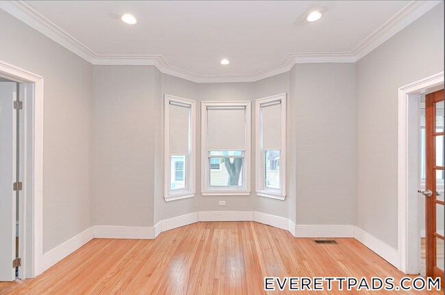 134 Vine St, Unit 1 in Everett, MA - Building Photo - Building Photo