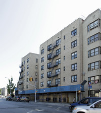 261 E Kingsbridge Rd in Bronx, NY - Foto de edificio - Building Photo