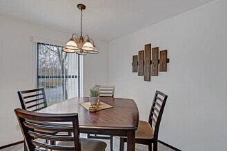 Sunset Ridge in Milwaukee, WI - Foto de edificio - Building Photo