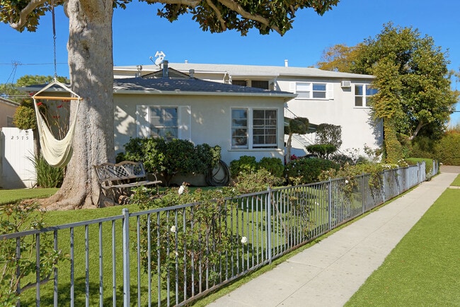 2577 Granville Ave, Unit 2577