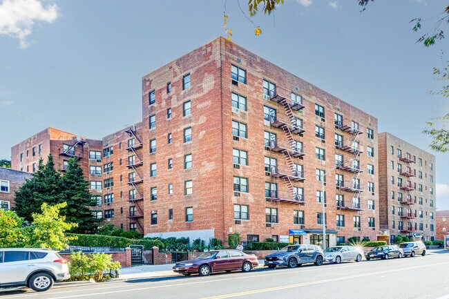 Co-op in Flushing, NY - Building Photo - Building Photo