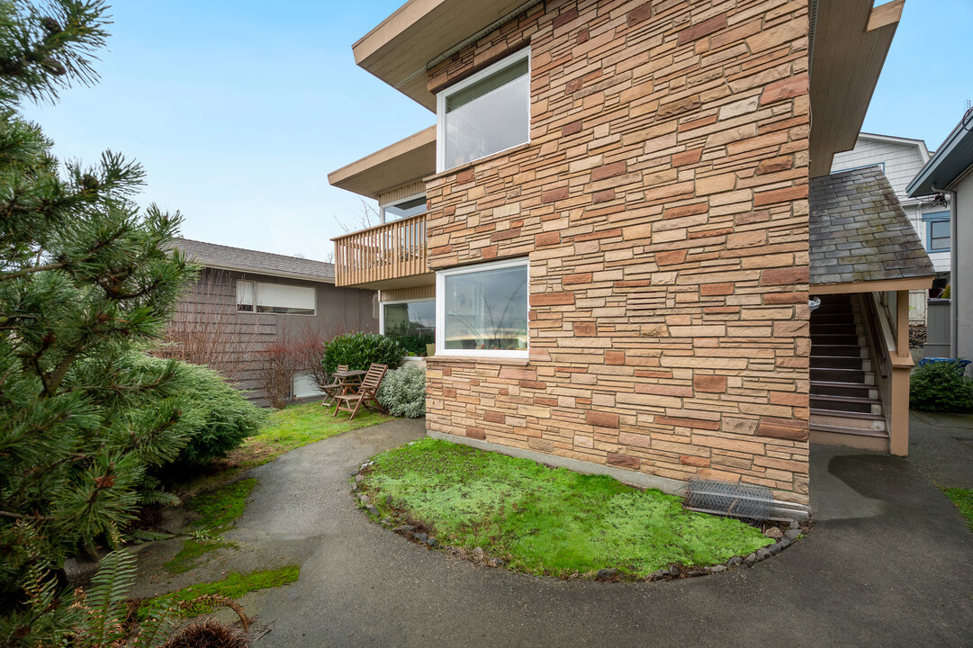 110 W Kinnear Pl in Seattle, WA - Building Photo