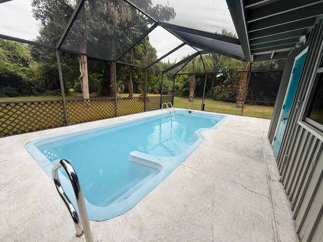 1840 Maple Ave in Ft. Myers, FL - Foto de edificio - Building Photo