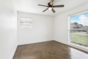 109 Beaver Dr in Arabi, LA - Building Photo