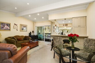 8840 Villa La Jolla Dr in San Diego, CA - Building Photo - Building Photo