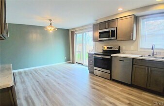 8244 Mantova Dr in Clay, NY - Building Photo - Building Photo