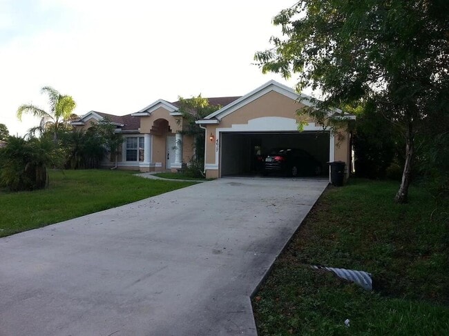 4017 SW Kallen St in Port St. Lucie, FL - Foto de edificio - Building Photo