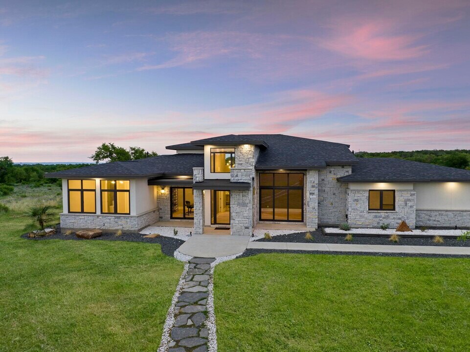 368 Indian Rdg in Round Mountain, TX - Building Photo