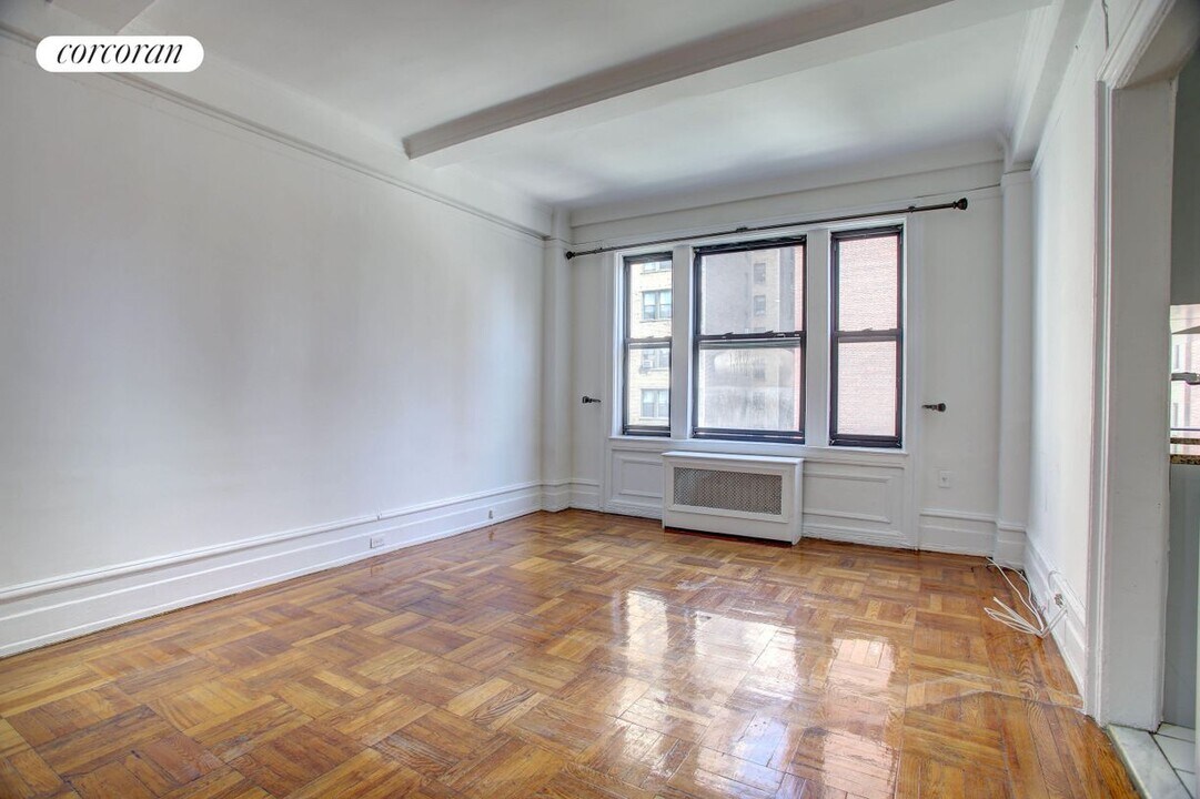 315 W 102nd St in New York, NY - Building Photo