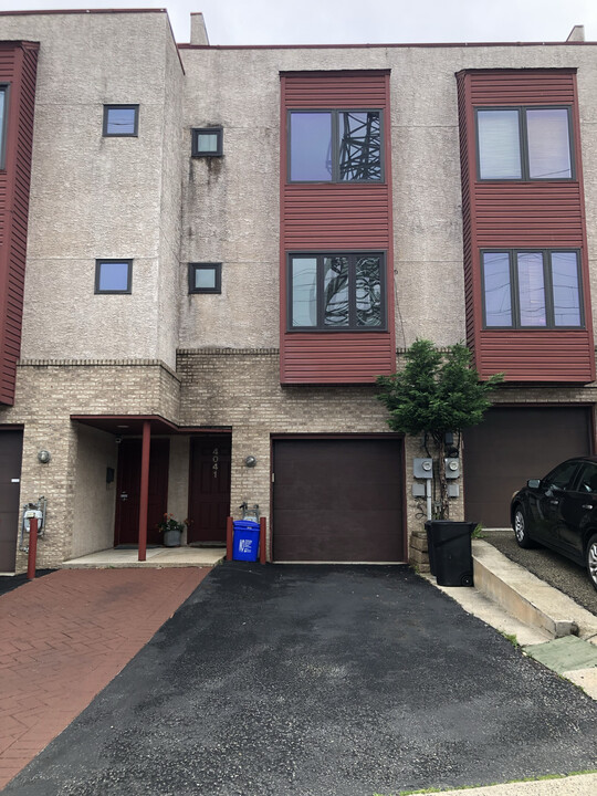 4041 Cresson St in Philadelphia, PA - Building Photo