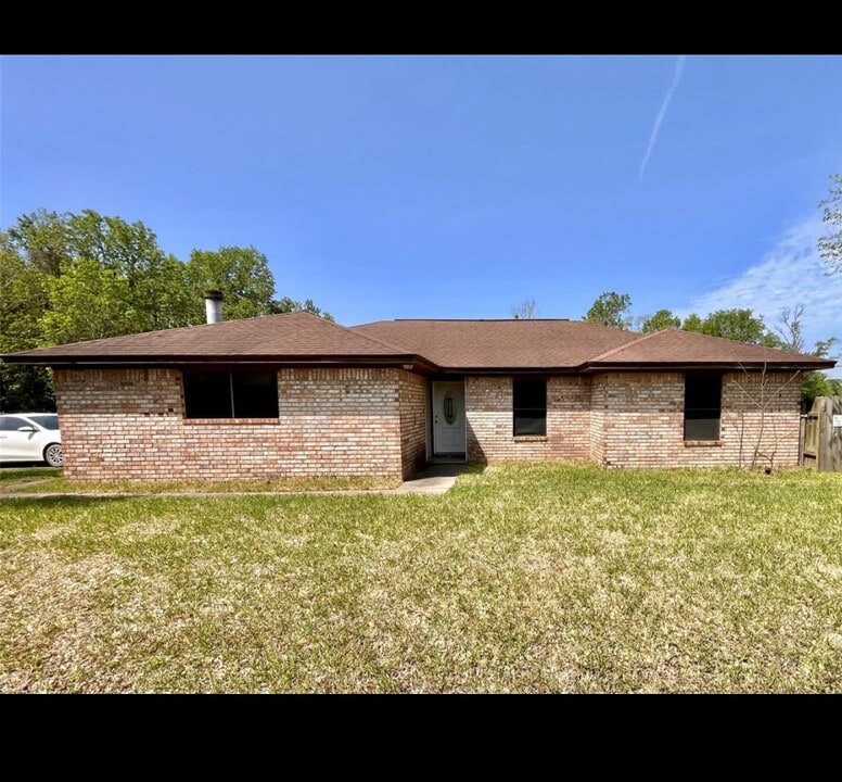 300 Nevils St in Bridge City, TX - Building Photo
