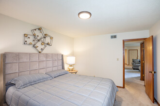 Broadway Village Apartments in Columbia, MO - Building Photo - Interior Photo