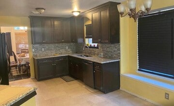 10443 N Shadowdale Dr in Houston, TX - Building Photo - Building Photo